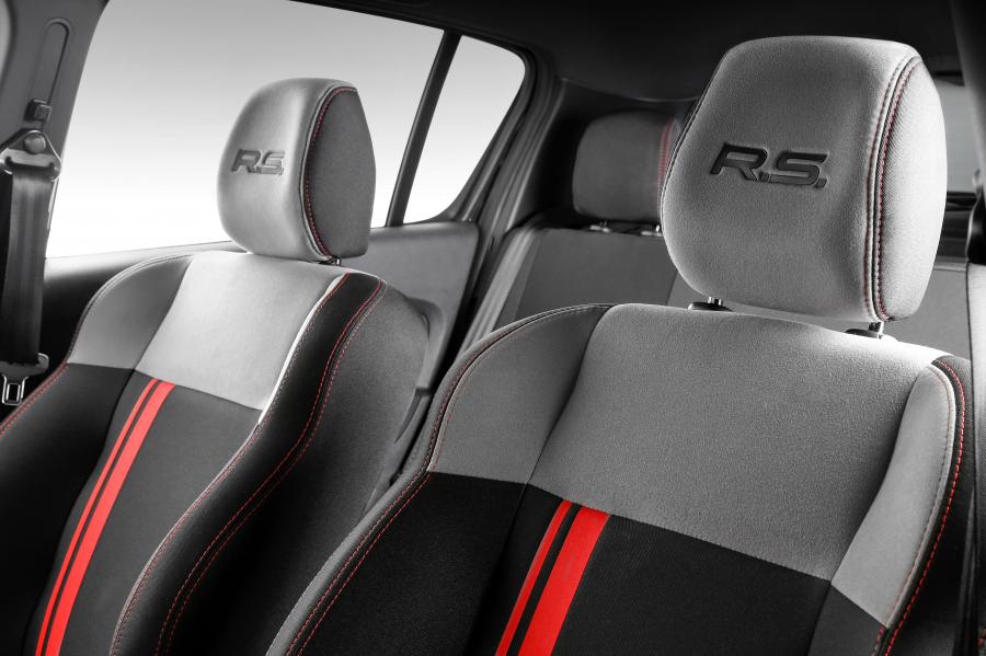 Детали интерьера Renault Sandero R.S. 2.0 Racing Spirit 2017 года  (фото 26 из 30)
